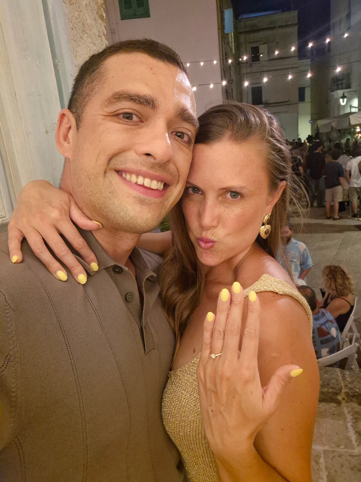 Caro y Diego celebrando su compromiso