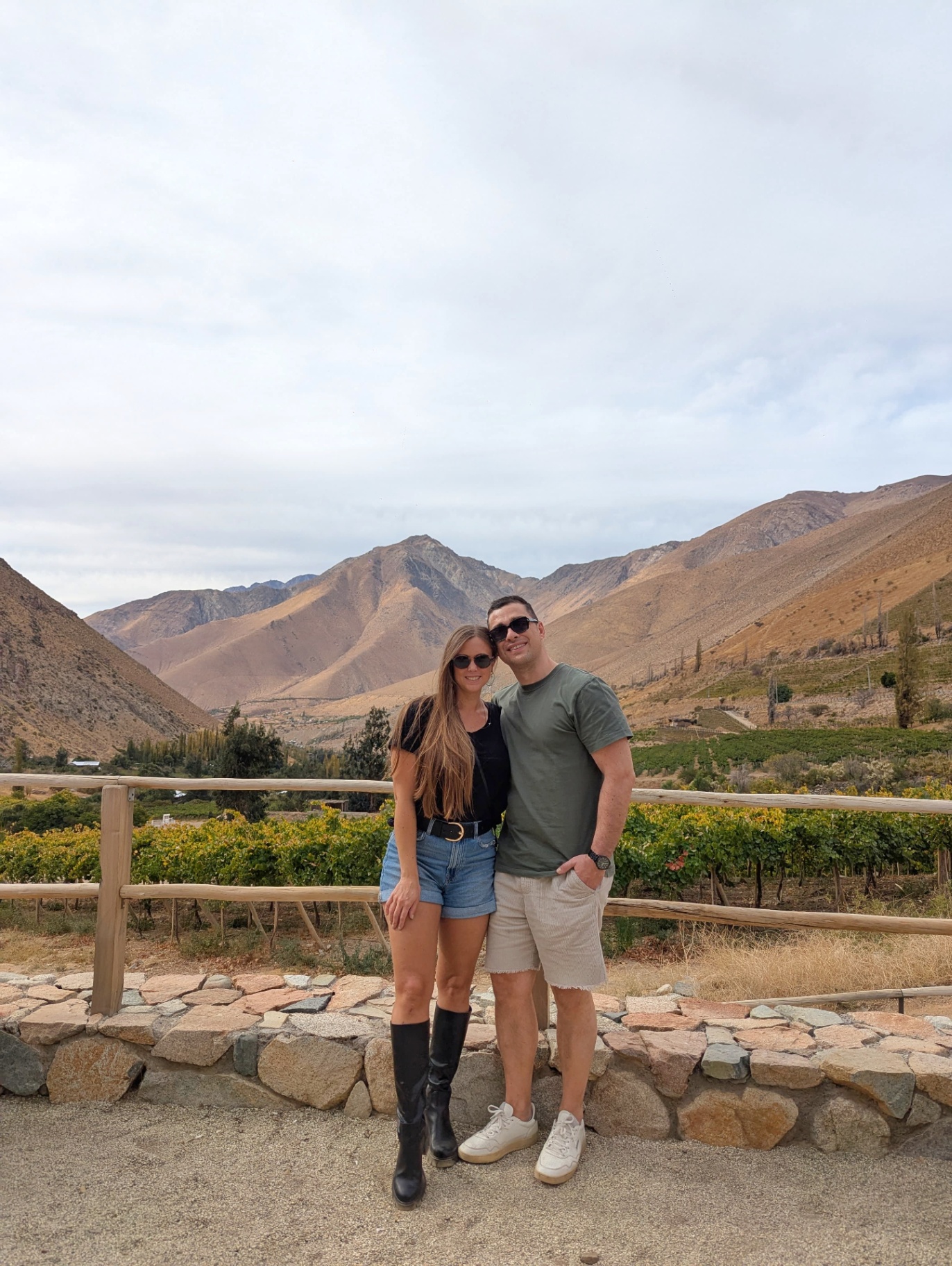 Caro y Diego frente a un viñedo