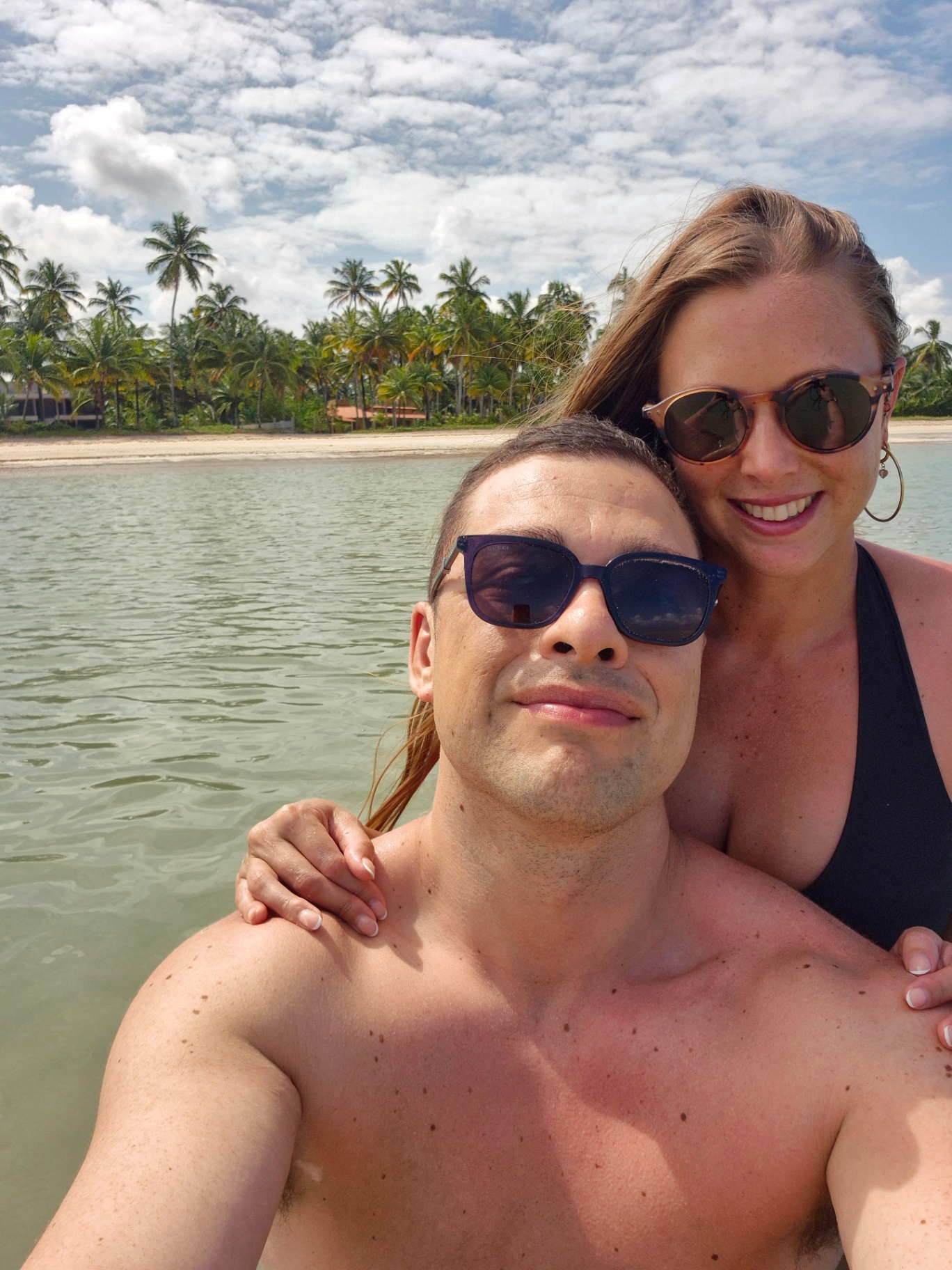 Caro y Diego en el mar